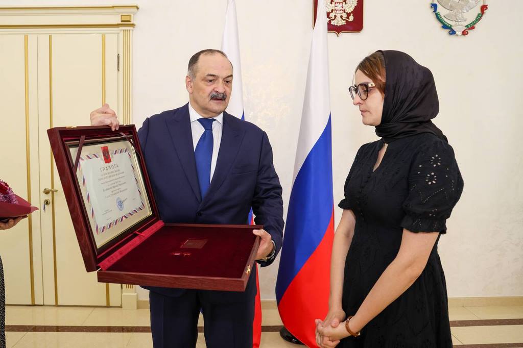 Сергей Меликов передал медаль «Золотая Звезда» родственникам Героя России Фархада Худайнатова