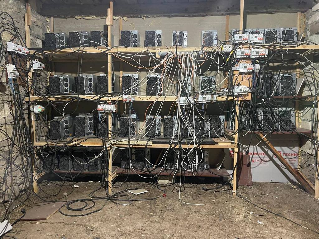 В горах Дагестана энергетики «накрыли» крупную майнинг-ферму