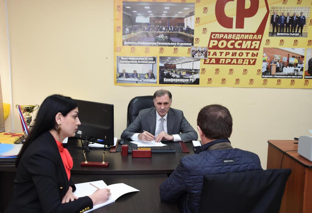 Вице-спикер НС РД Камил Давдиев выслушал обращения дагестанцев