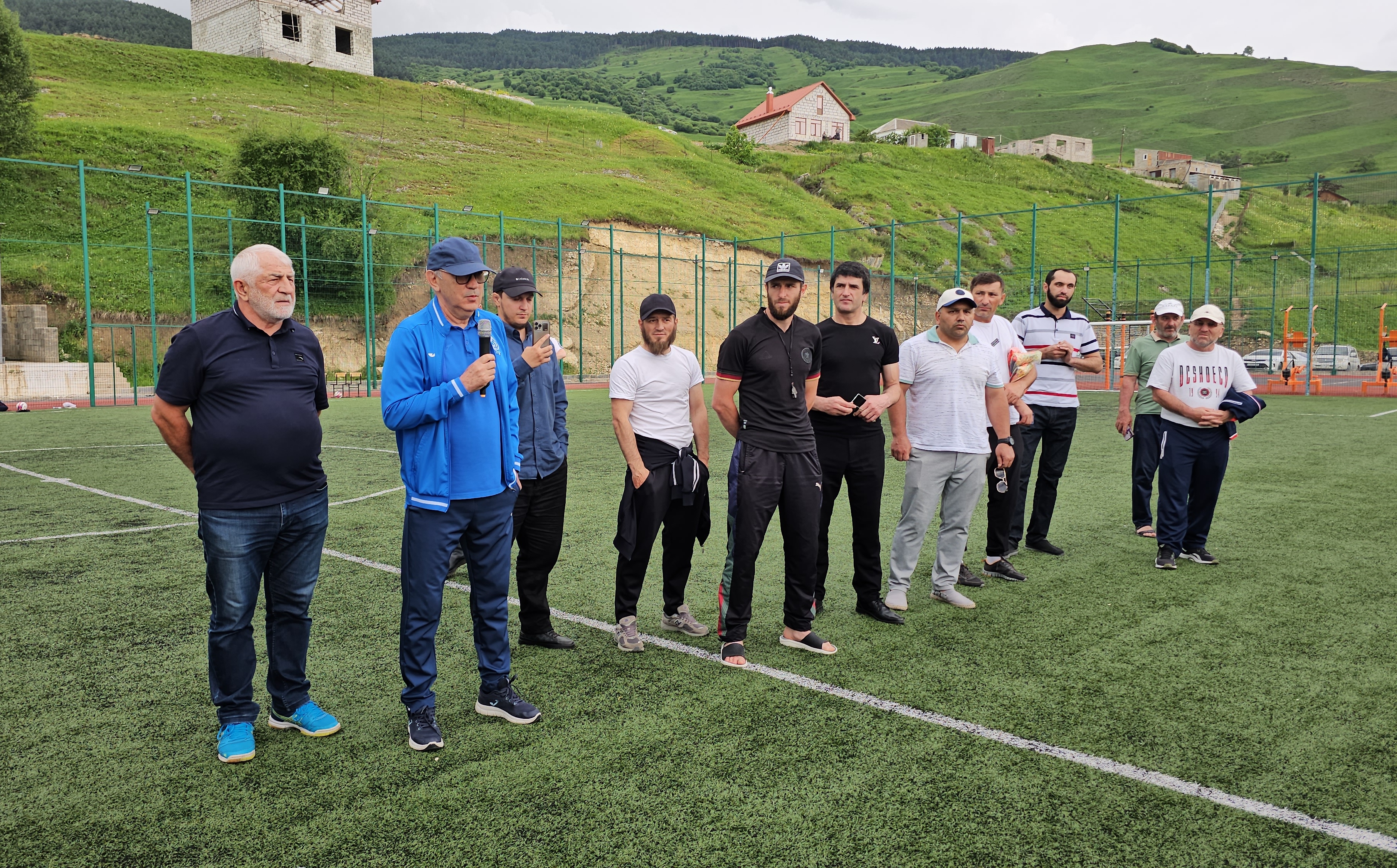 Заслуженный тренер России по футболу с рабочим визитом посетил Ахвахский район