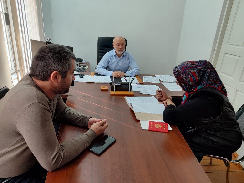 В Новолакском районе матери ребенка-инвалида вручили жилищный сертификат