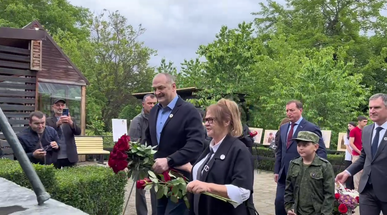 Глава Дагестана возложил цветы к памятнику Сулейману Стальскому в его родовом селе