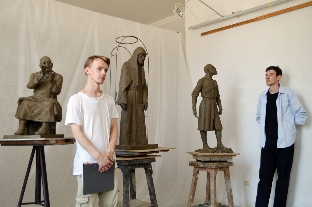 На художественно-графическом факультете ДГПУ состоялась защита дипломных работ молодых художников