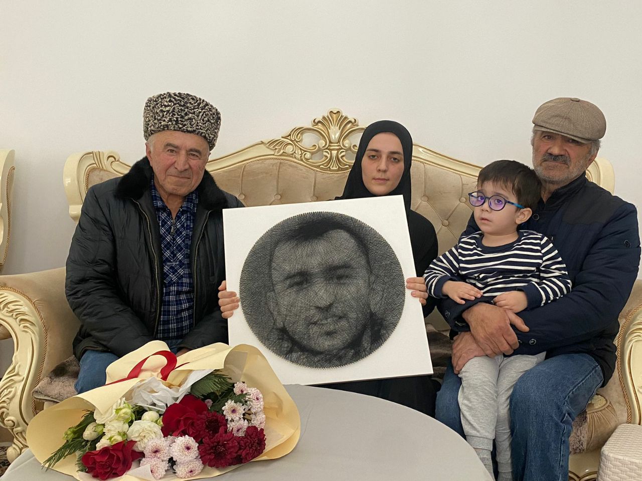 Представители сообщества «Сила матерей» навестили семью участника СВО в Казбековском районе