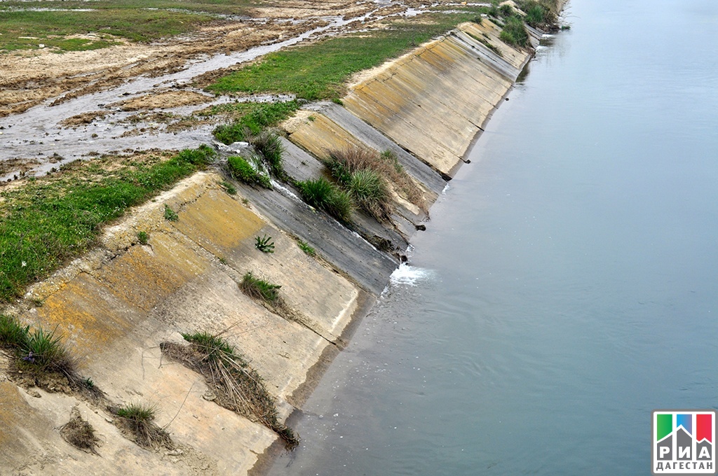 Опасные участки дороги вдоль канала имени Октябрьской революции будут ограждены
