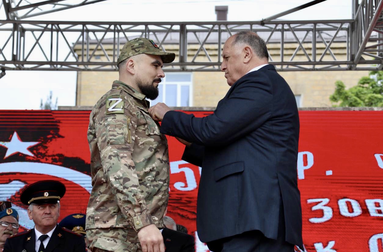 Абдулмуслим Абдулмуслимов наградил бойцов батальона «Каспий»