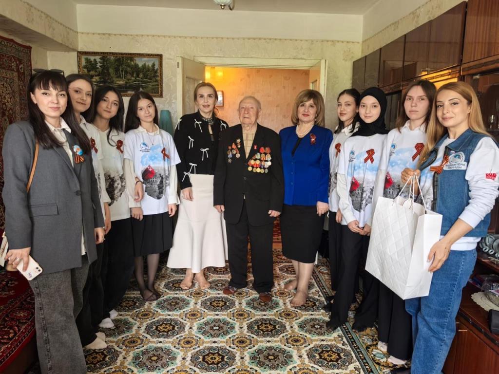 Депутаты-единороссы посетили ветерана войны Юрия Петрухина