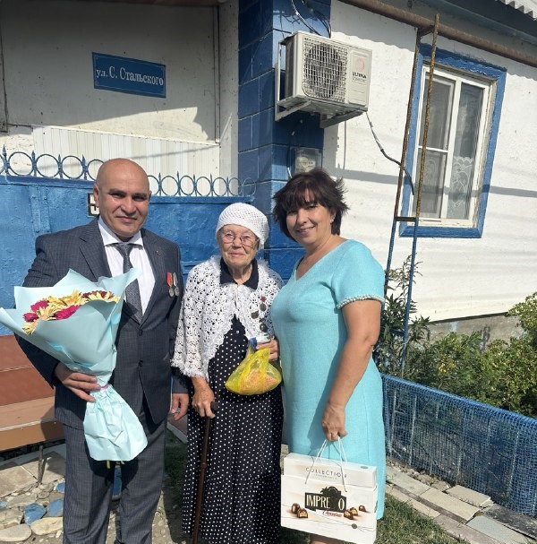 Ветеран СВО Камалудин Ибрагимов поздравил свою первую учительницу с Днем знаний