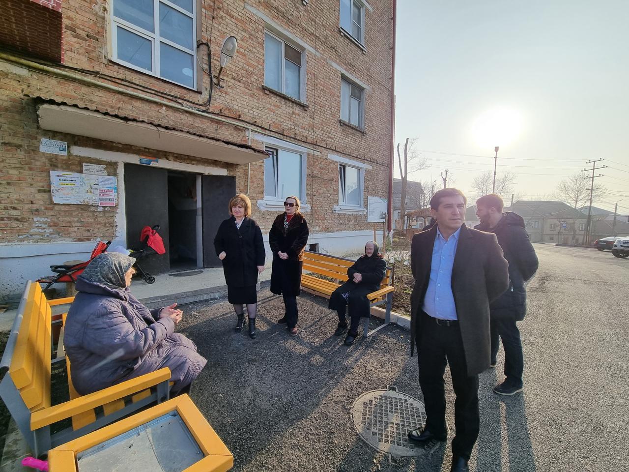 Единороссы оценили благоустройство двора в Махачкале