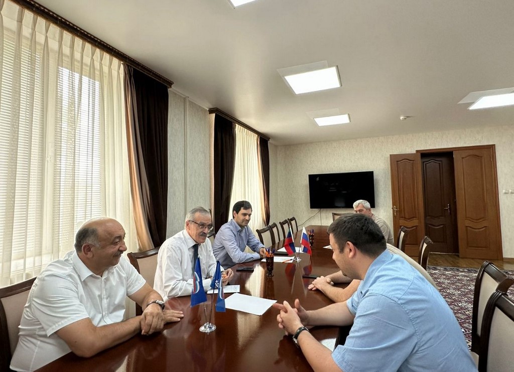 Нурбаганд Нурбагандов рассмотрел обращения жителей Кумторкалинского района