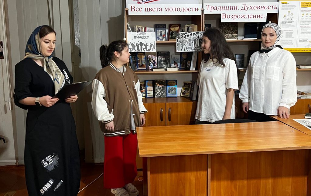 Книжная выставка к Международному дню молодежи открылась в Акушинском районе