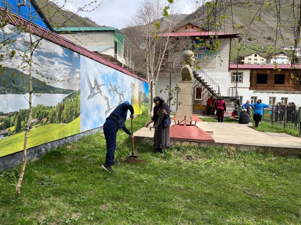 На территории Бежтинского участка прошел весенний субботник