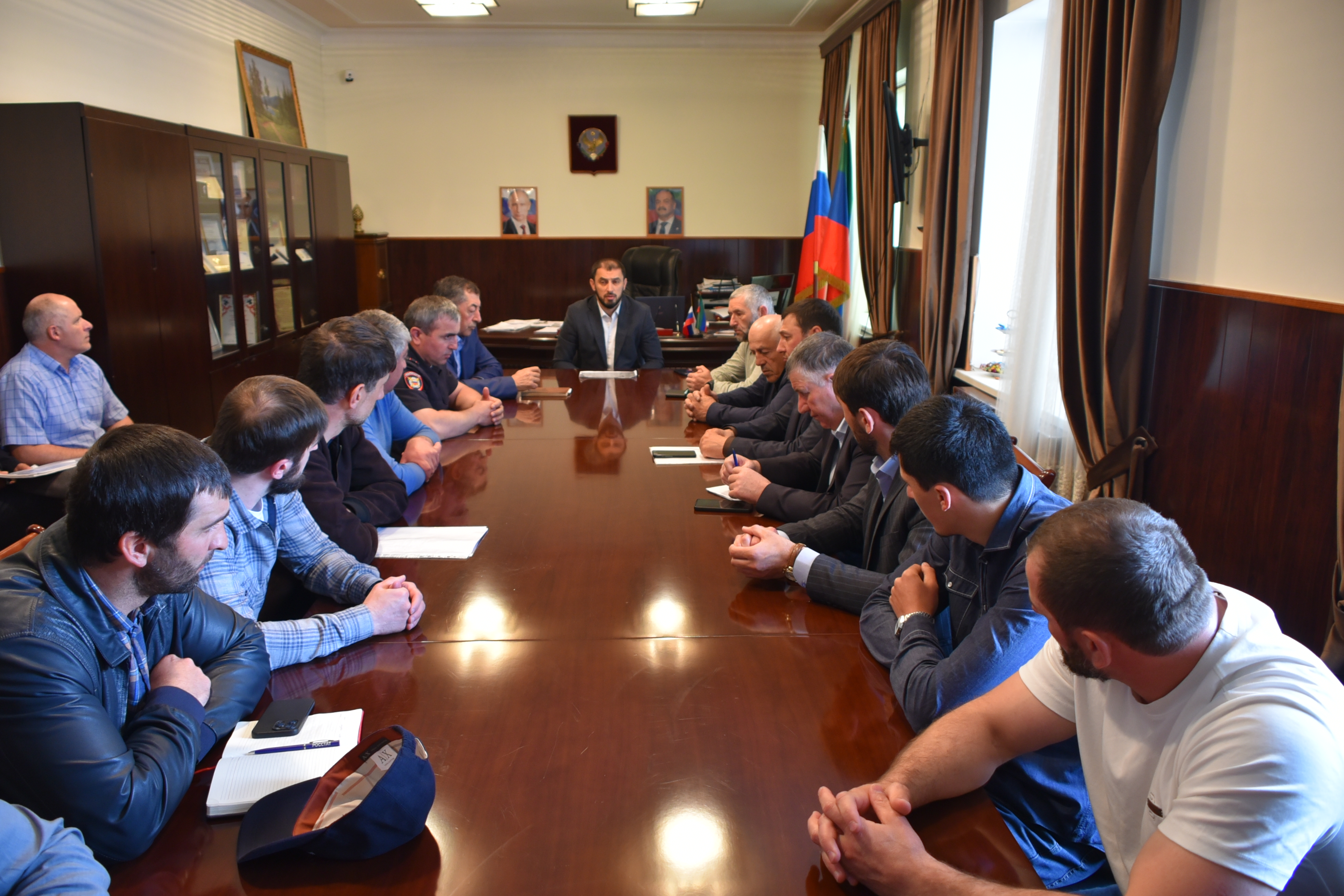 Глава Акушинского района провел совещание по вопросам хода весеннего призыва