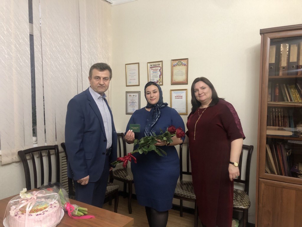 Многодетная мать из Избербаша получила удостоверение ветерана труда