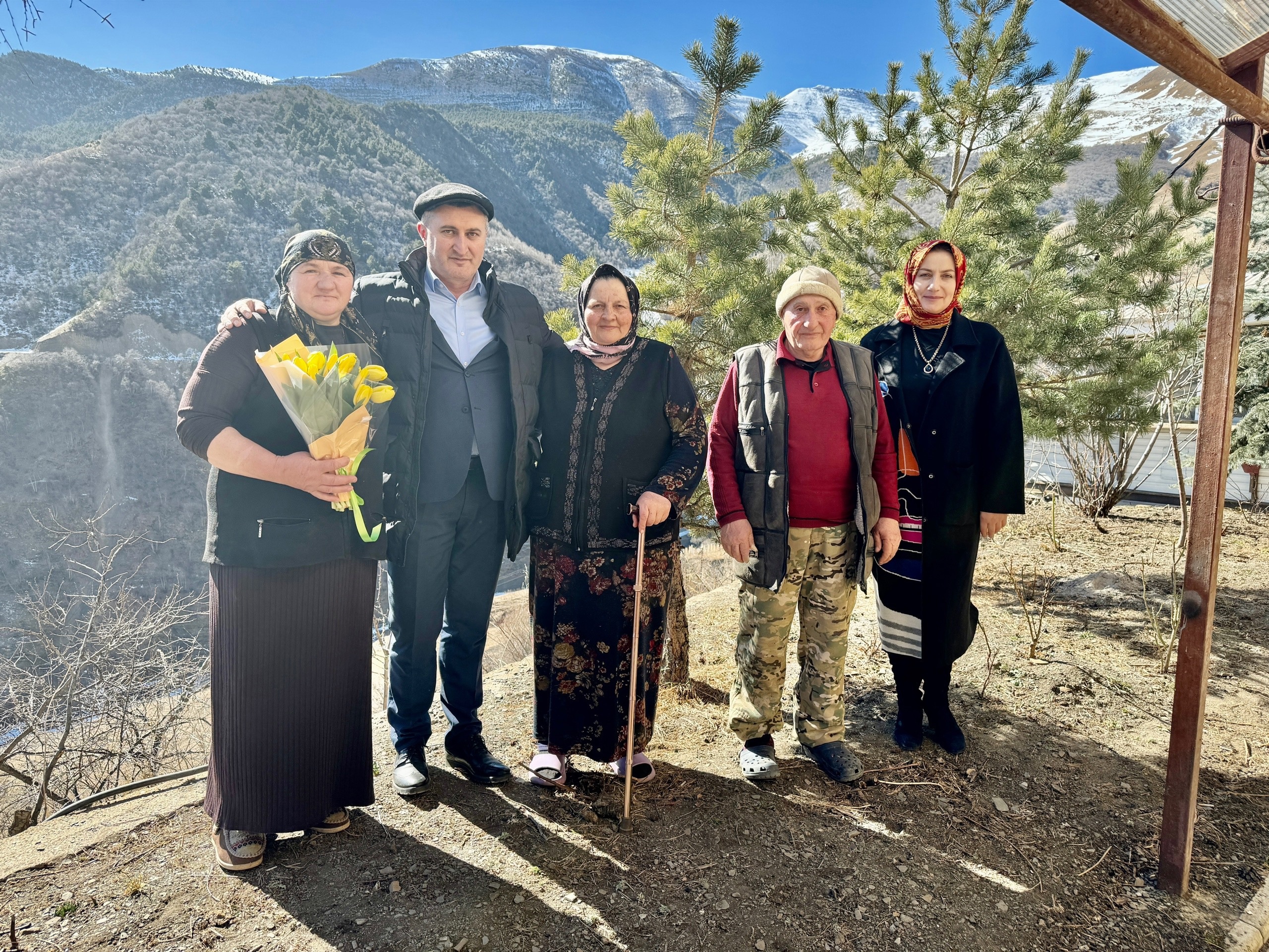 Мать двоих участников СВО навестили в Чародинском районе Дагестана