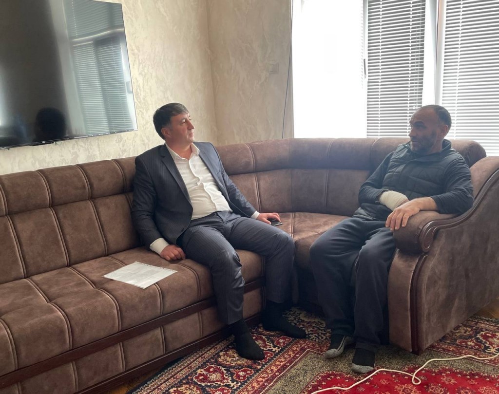 Руководство Левашинского района навестило участника СВО после полученного в бою ранения