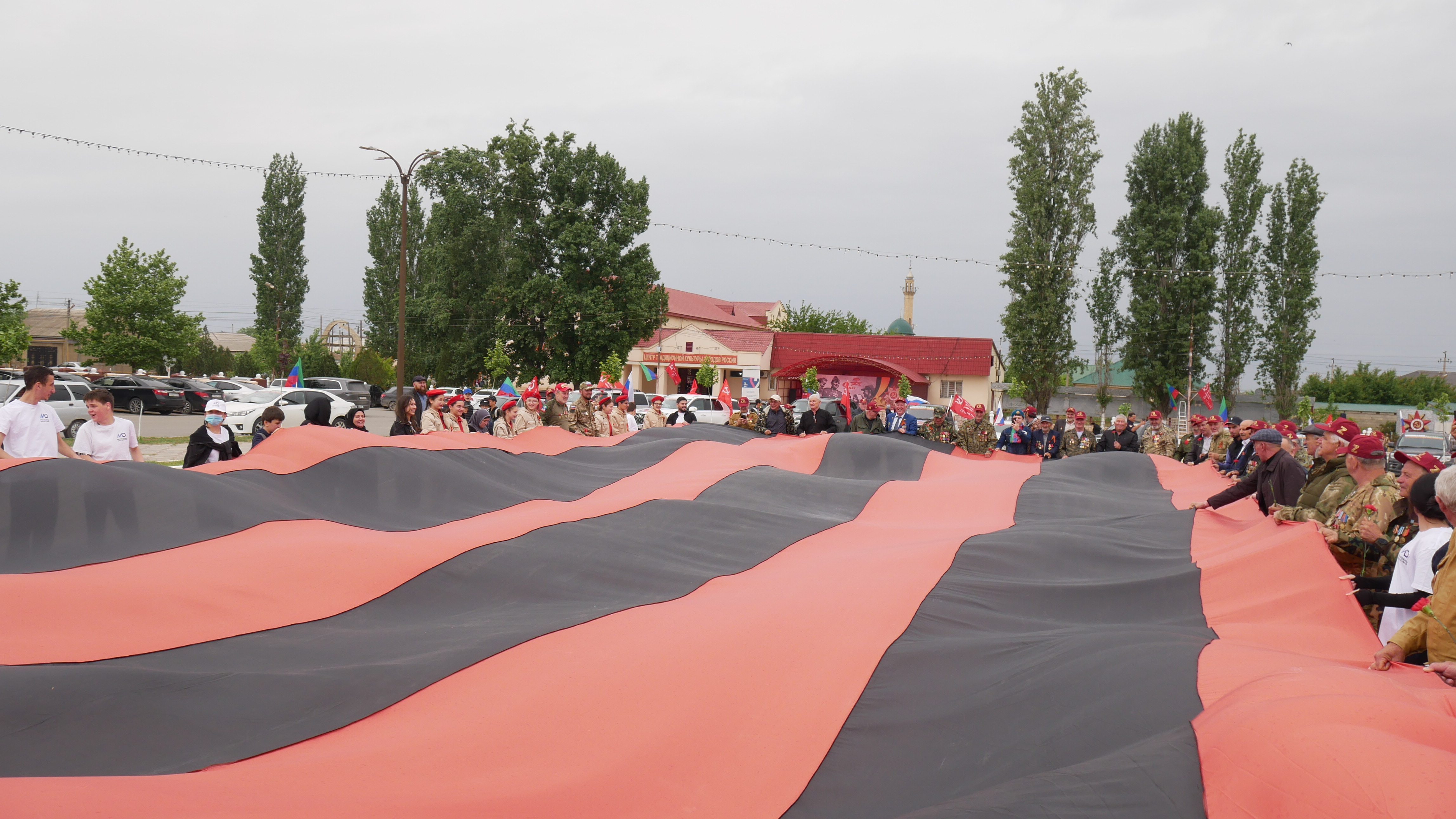 В Кумторкалинском районе развернули 10-метровую георгиевскую ленту