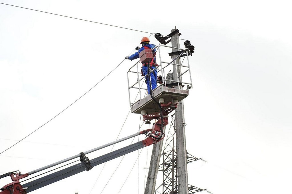 Специалисты «Дагэнерго» восстанавливают электроснабжение части потребителей Махачкалы