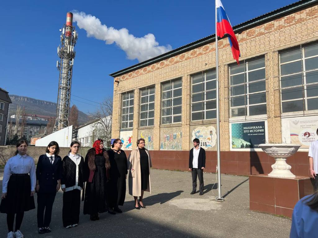 Татьяна Беляева подарила своей школе интерактивную доску