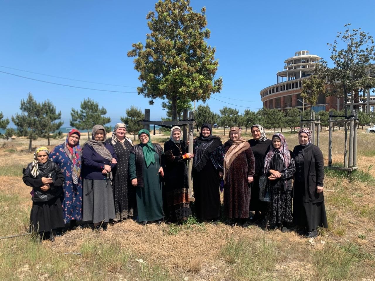 Соцработники организовали турпоездку для пожилых жителей Казбековского района