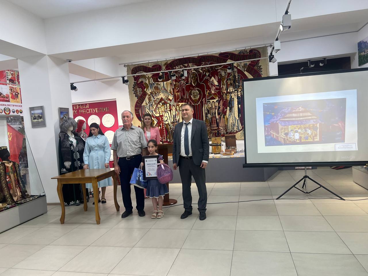 Награждение победителей конкурса детских работ «Наша семья» прошло в Доме дружбы
