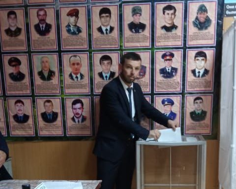 Депутат и участник СВО Расим Гаджиагаев проголосовал в Хивском районе