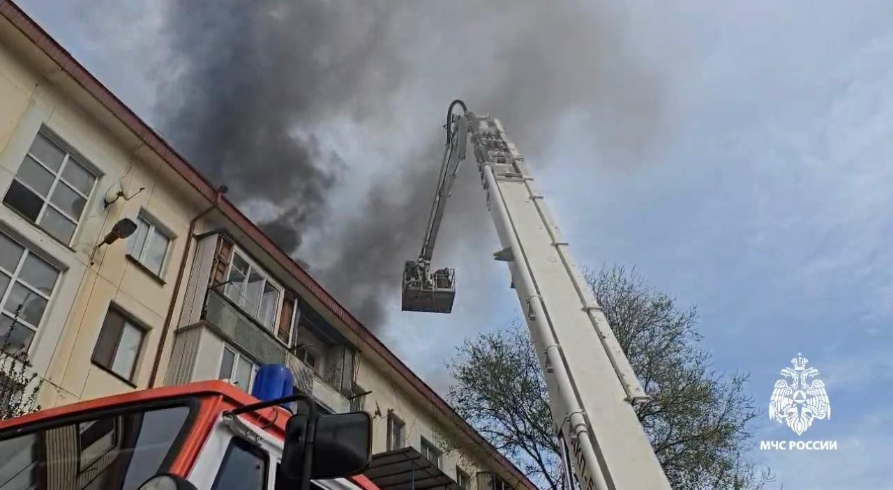 В Махачкале горит кровля многоквартирного дома - МЧС