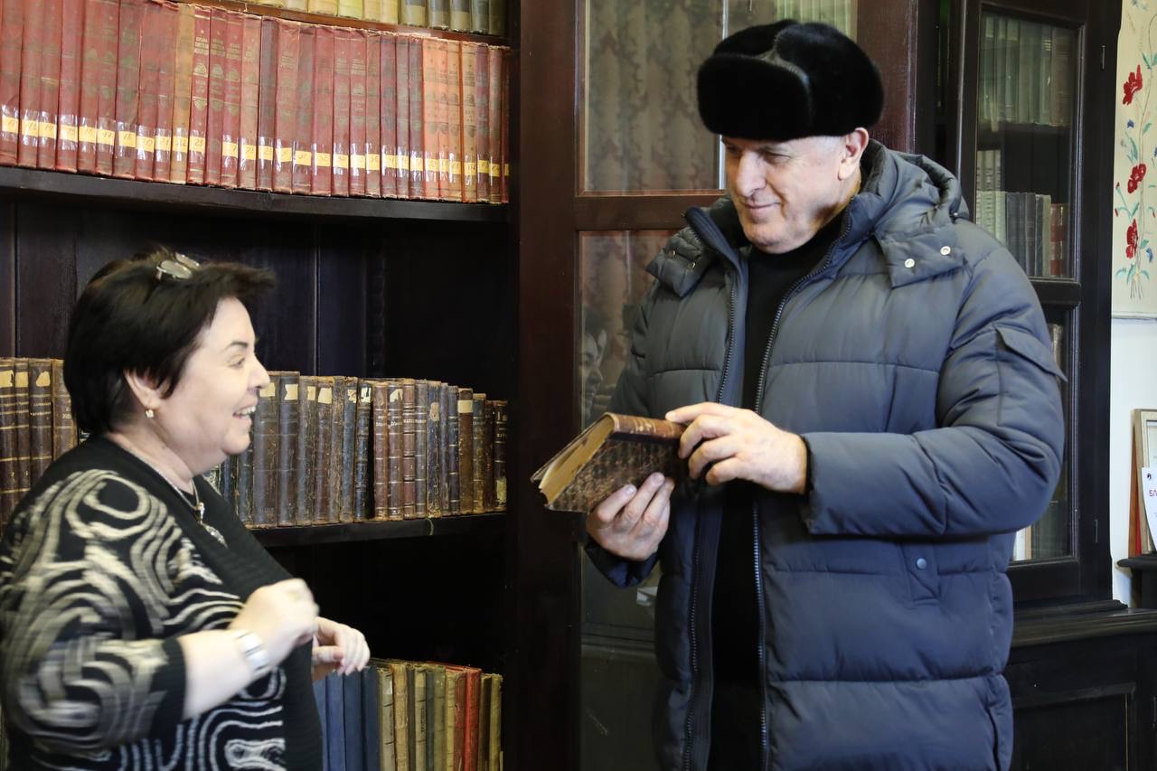 Старейший библиотечный фонд Дербента представили Абдулмуслиму Абдулмуслимову