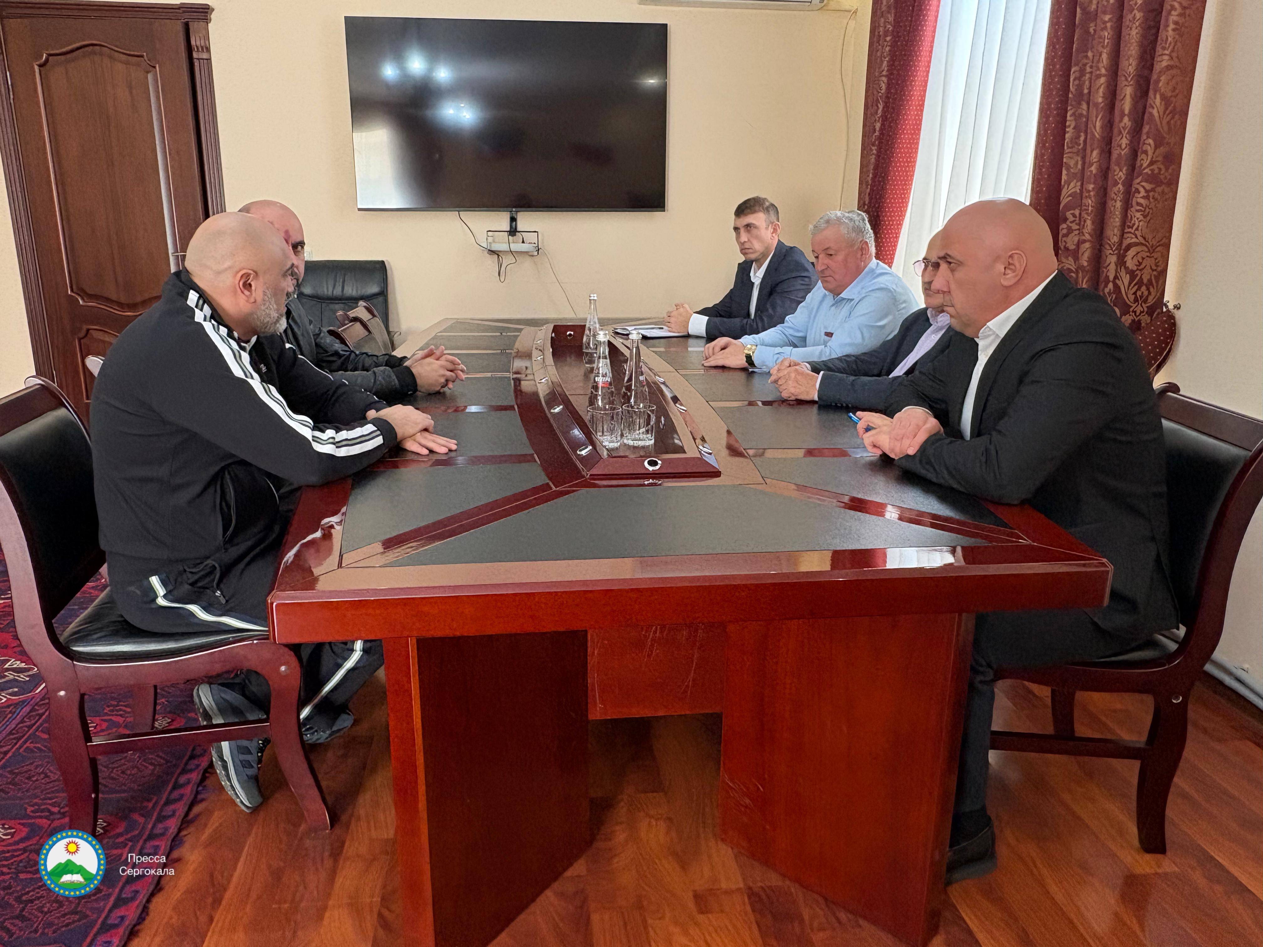 Глава Сергокалинского района провел встречу с земляком- участником СВО