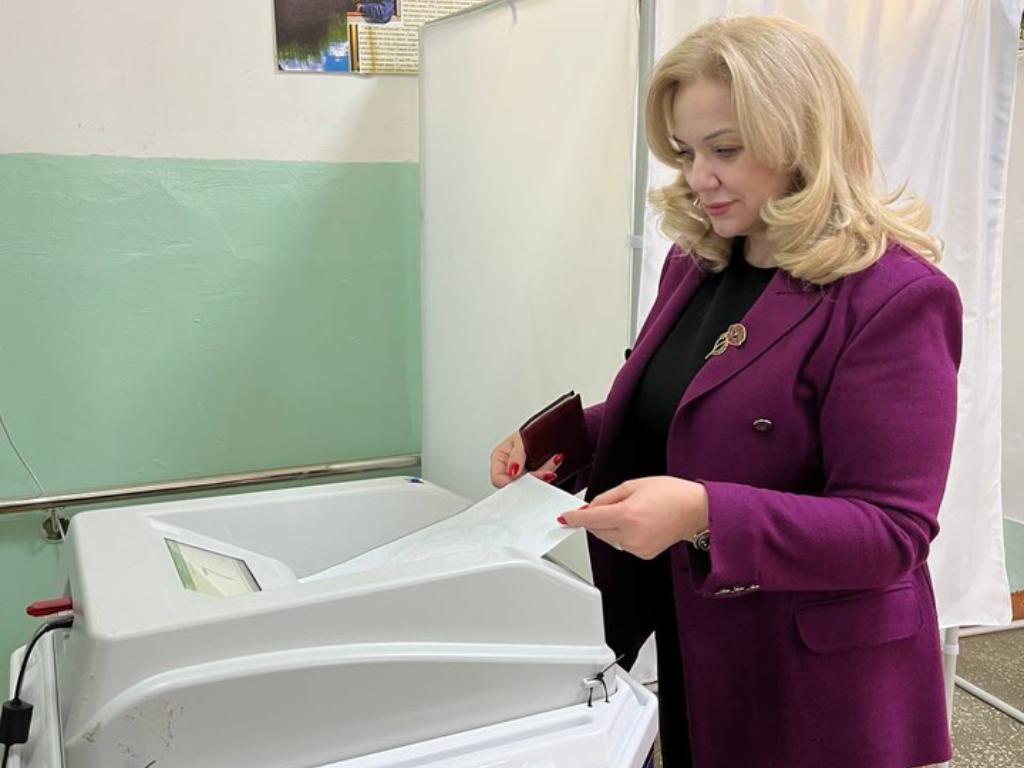 Глава Минкультуры Дагестана и работники культуры голосуют на выборах Президента РФ