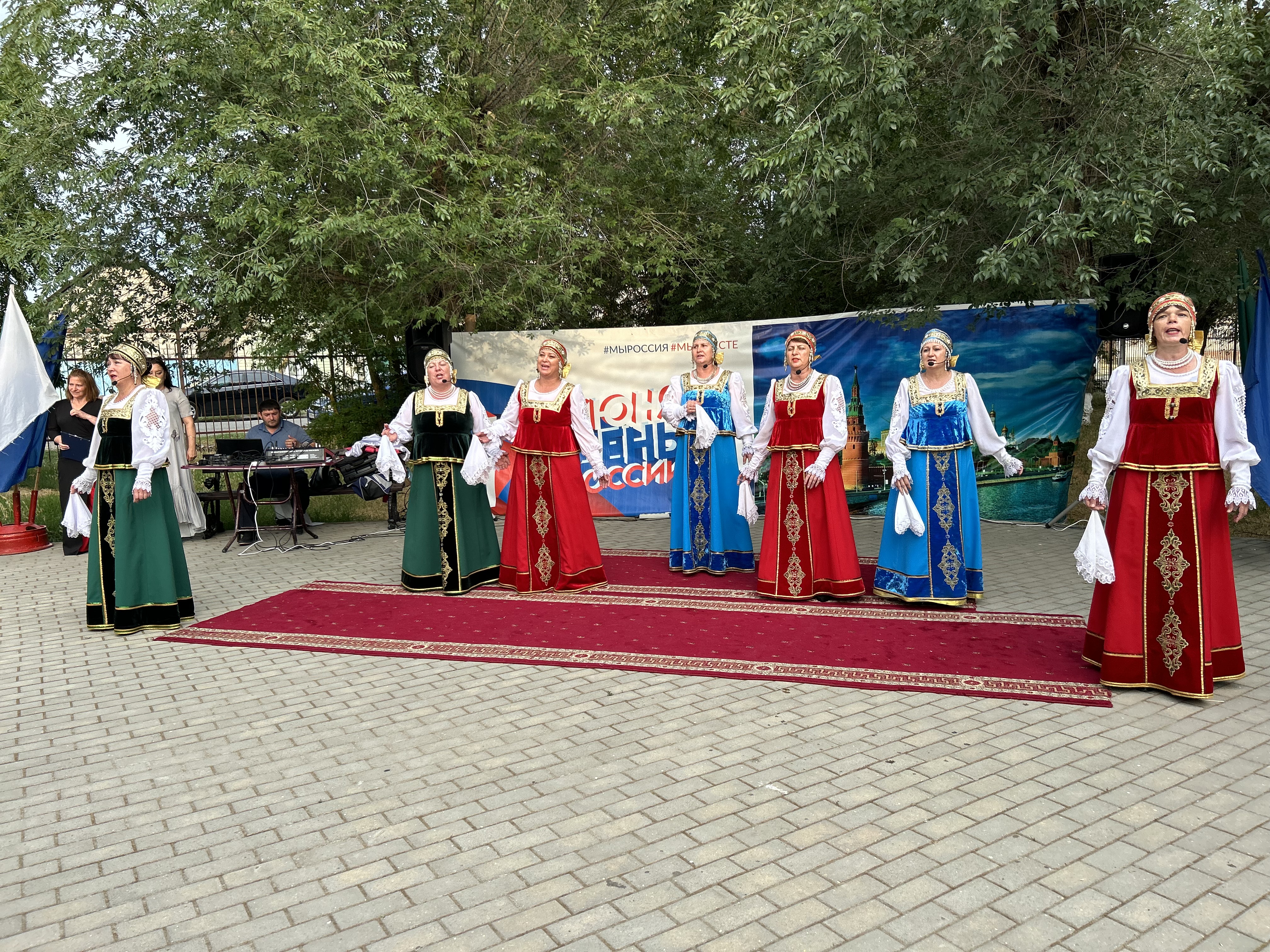 Праздничный концерт ко Дню России провели в Тарумовском районе