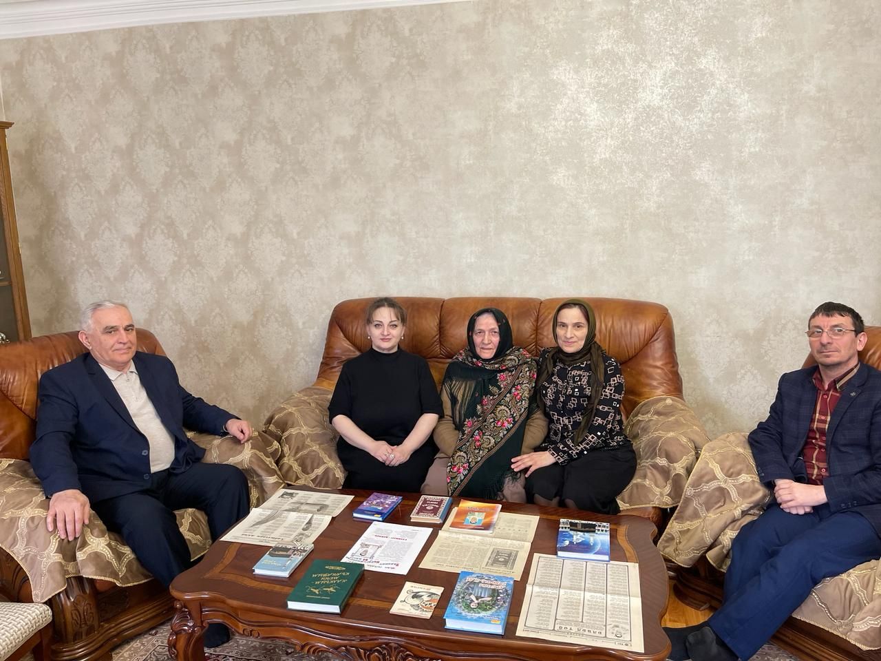 Поэтессу Узлипат Ибрагимову поздравили с профессиональным праздником