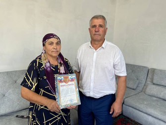 Матери участника СВО из Хивского района вручили благодарственную грамоту