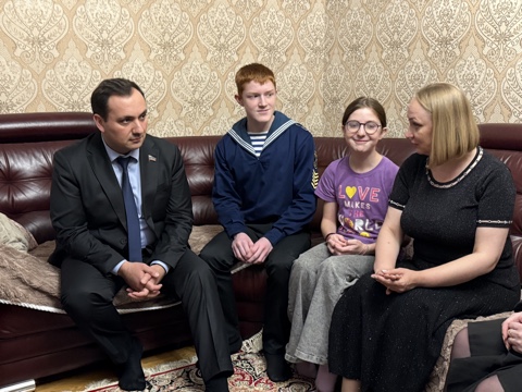 Депутат НС РД Осман Булатов посетил семью участника специальной военной операции