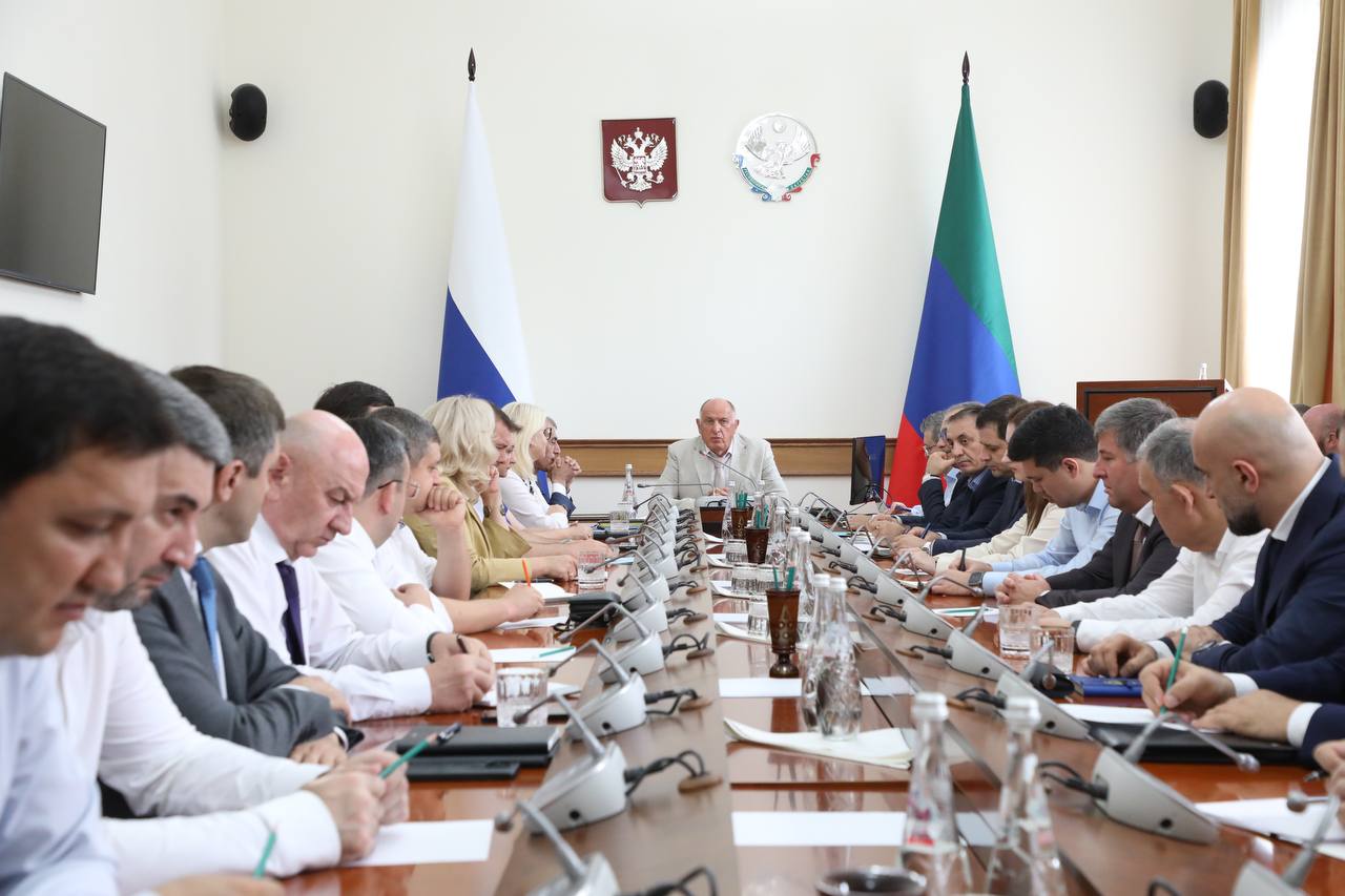 Абдулмуслим Абдулмуслимов провел рабочее совещание с кабинетом министров