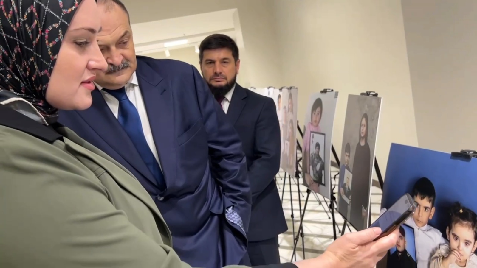 Сергей Меликов посетил выставку «Дети героев, отдавших жизнь за Родину»