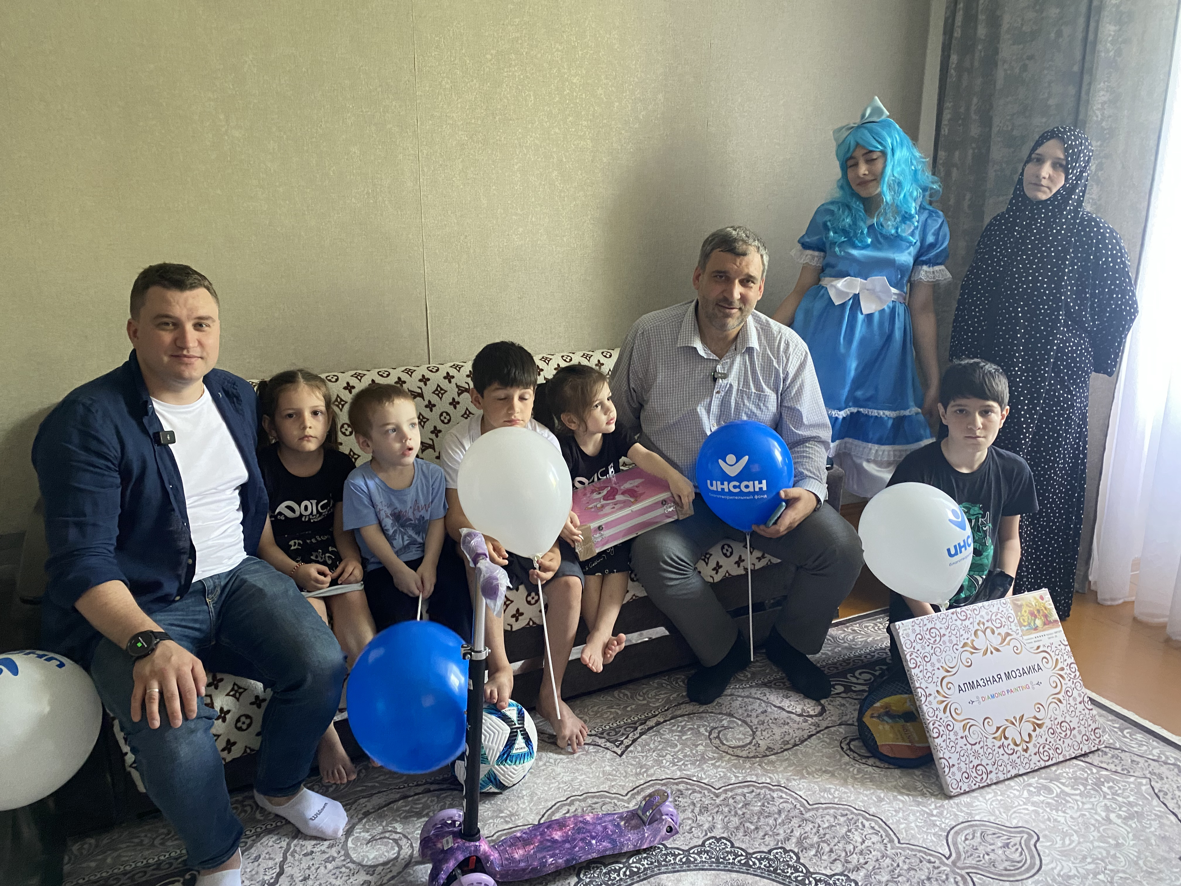 Артем Бичаев вручил подарки подопечным благотворительного фонда «Инсан»