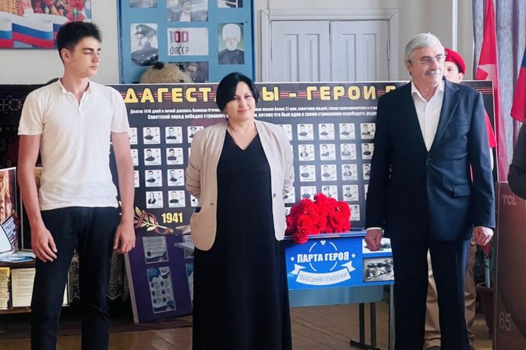 Мамати Гамзатов поддержал акцию «Сделай подарок родной школе»
