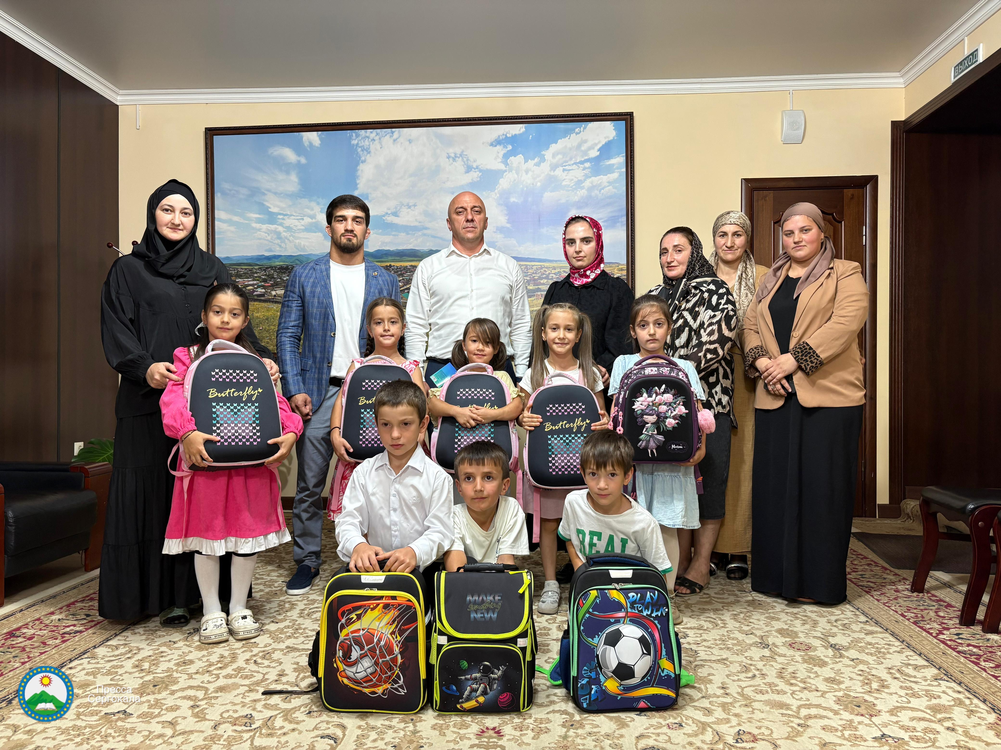 Глава Сергокалинского района вручил детям участников СВО принадлежности к школе