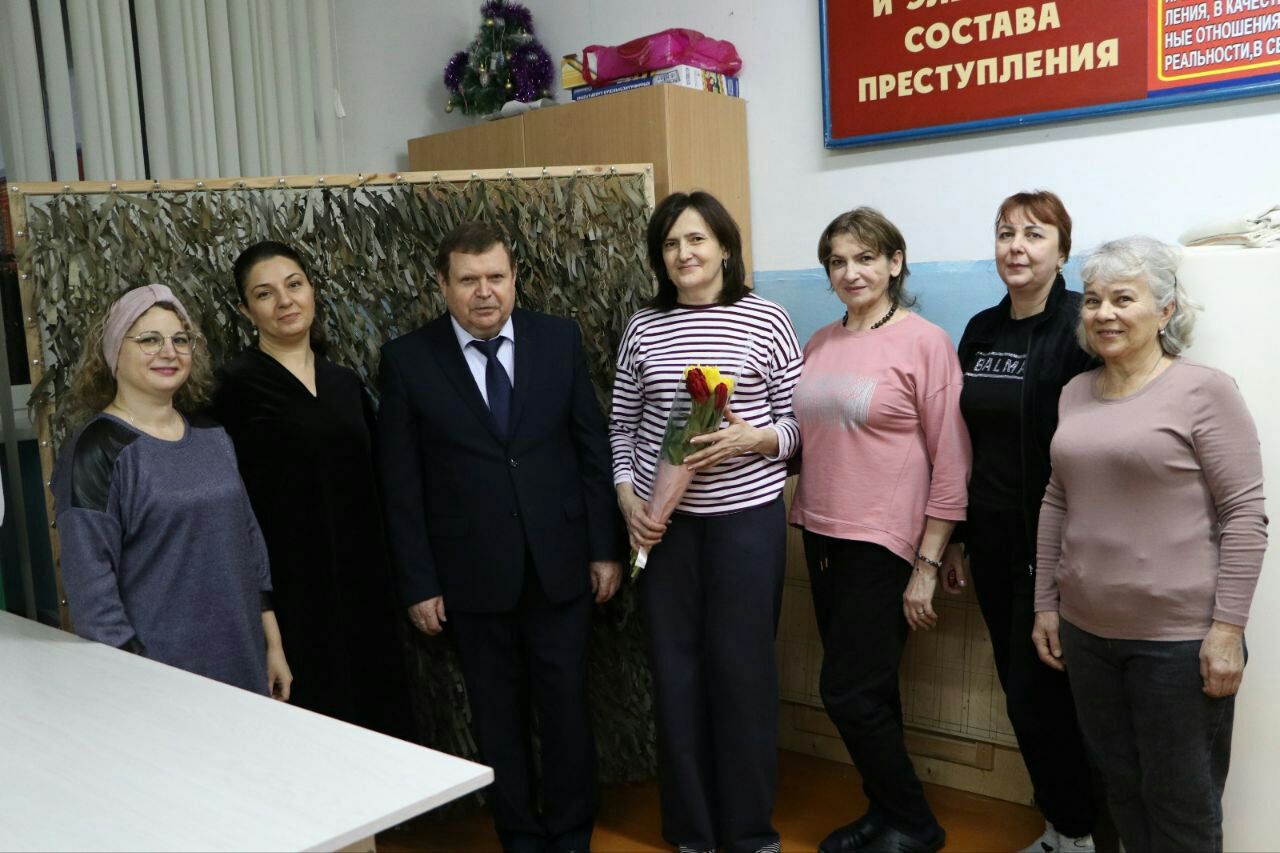 Глава Кизляра поздравил с 8 Марта тружениц «фронтового» цеха