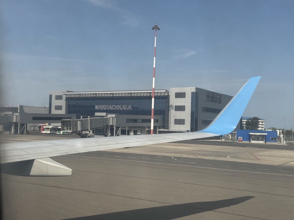 Аэропорт Махачкалы приостановил работу из-за возможной атаки беспилотников