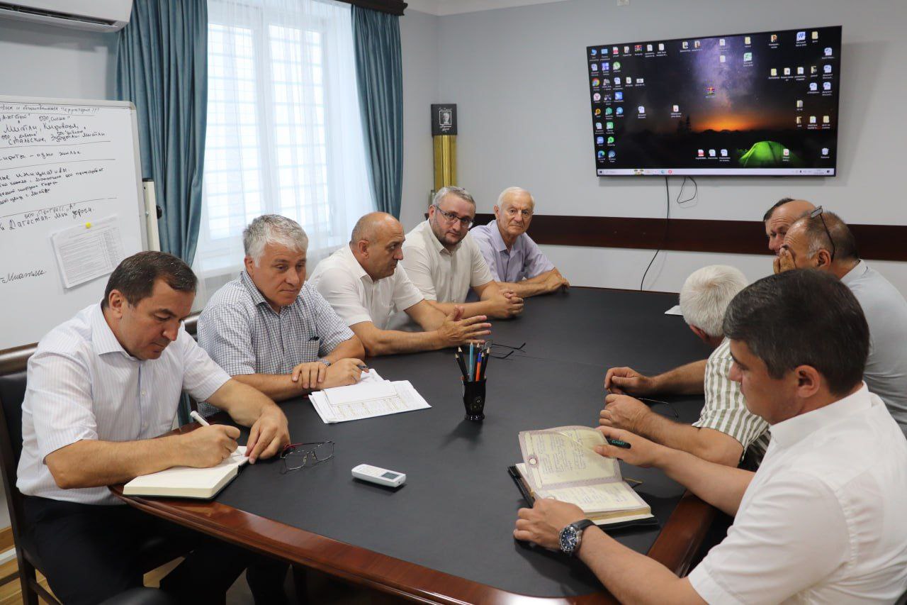 Глава Кизилюртовского района Рустам Татарханов провел аппаратное совещание