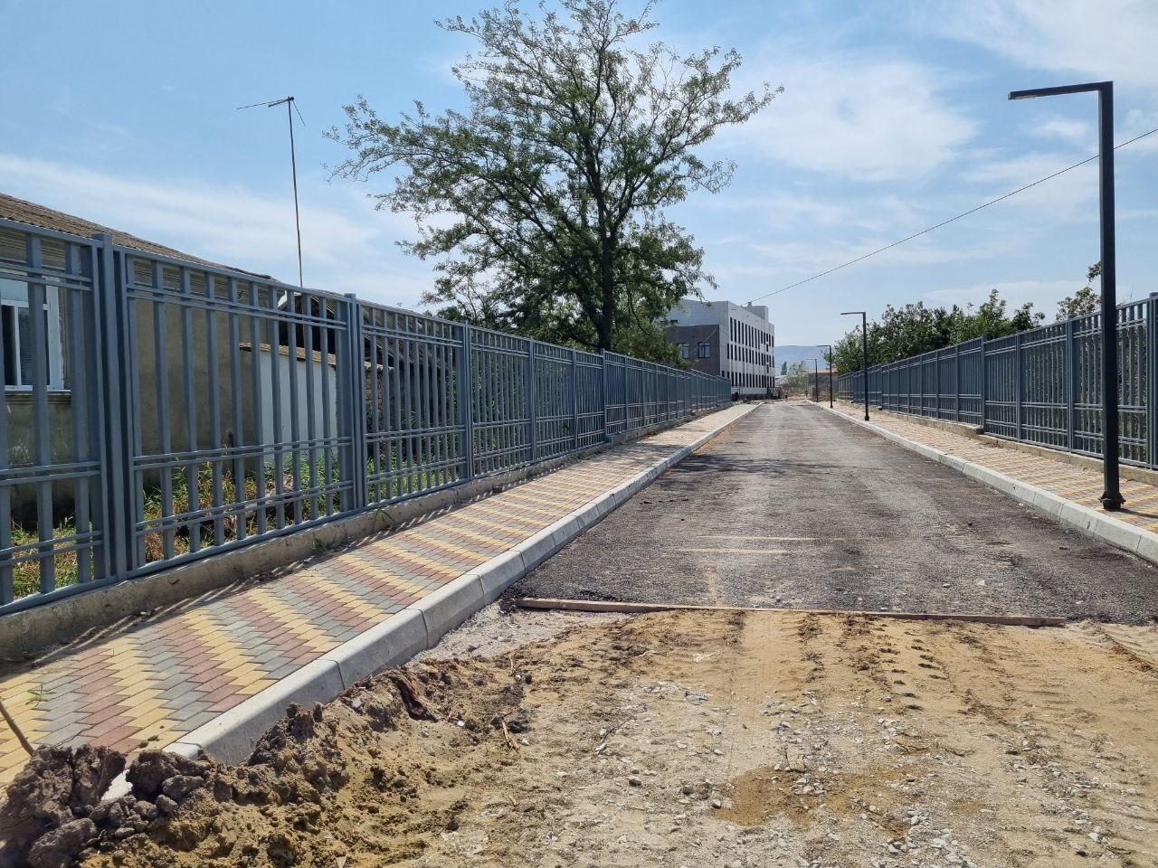 Депутаты-единороссы проверили ремонт одной из улиц в поселке Шамхал