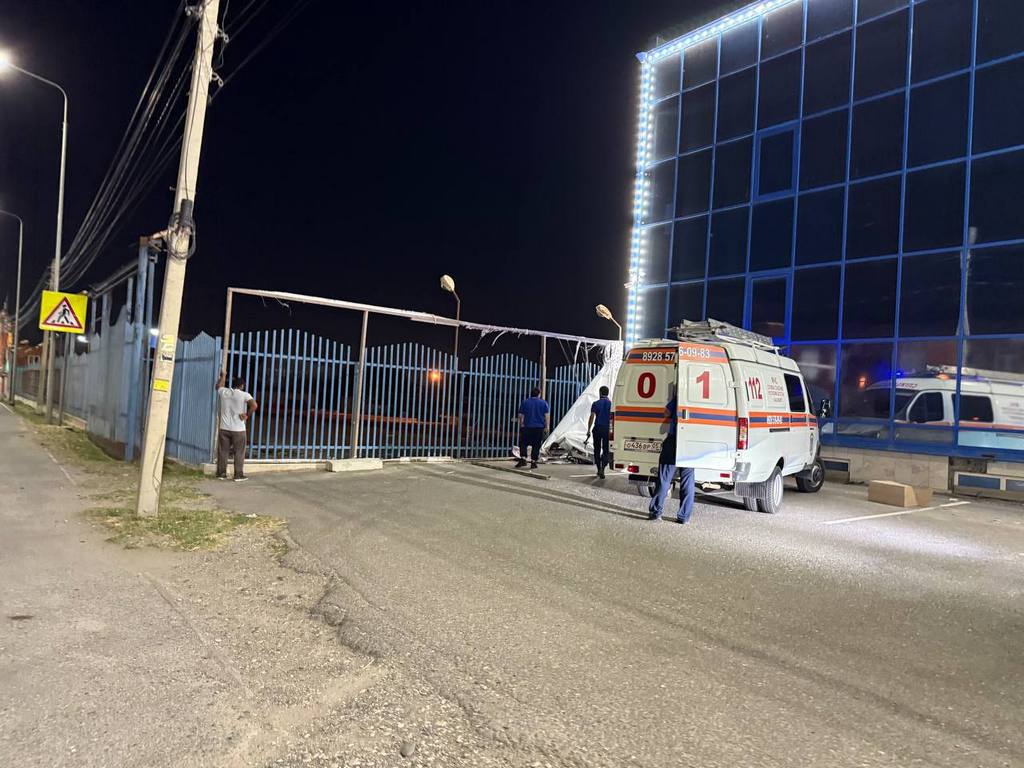 В Хасавюрте продолжается демонтаж конструкций, нарушающих установленные нормы