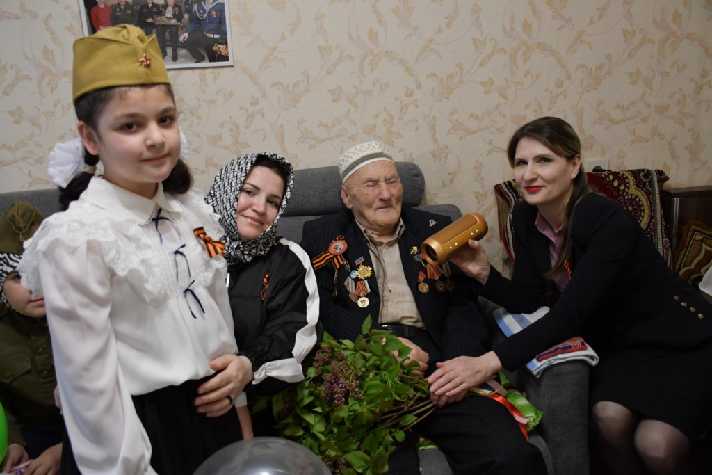 Юные члены Клуба молодого патриота «Отечество» посетили ветерана войны