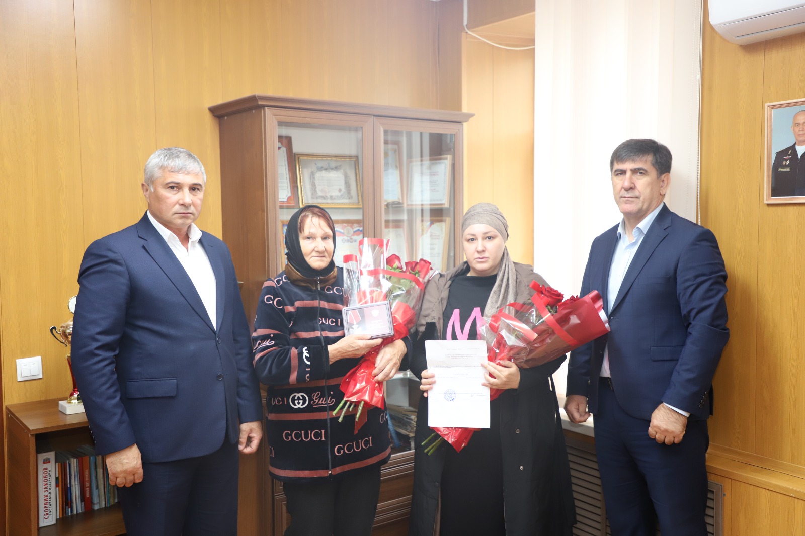 Семьям погибших участников СВО из Кизлярского района вручили ордена Мужества