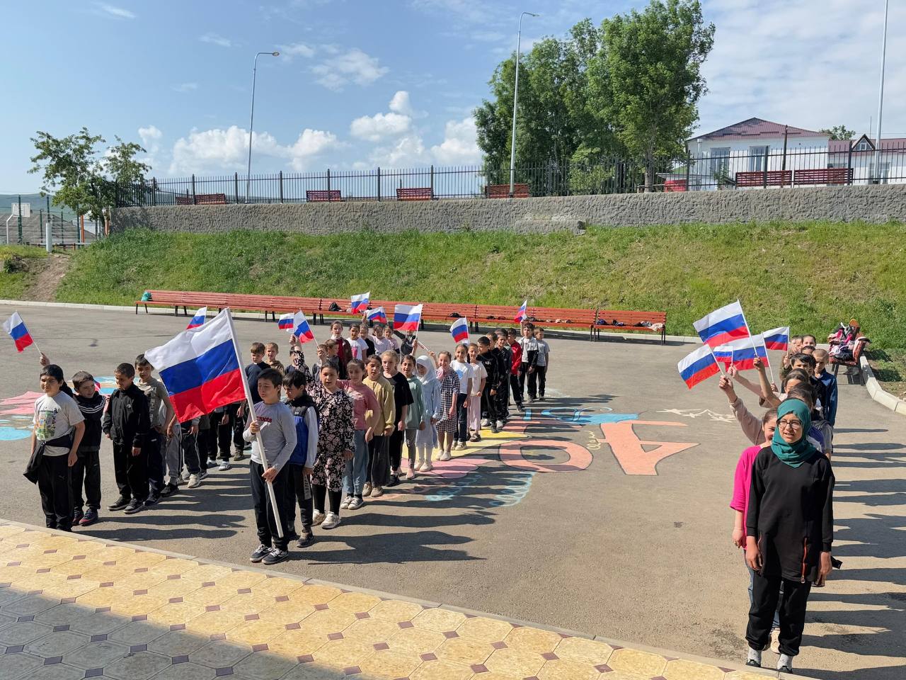 В пришкольных лагерях Казбековского района отметили День России
