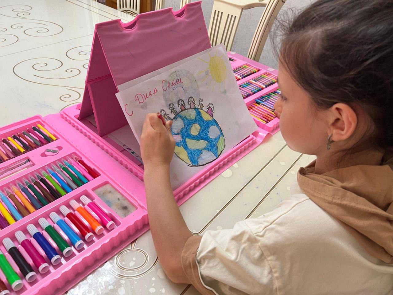 Школьники Новолакского района подготовили открытки для бойцов СВО