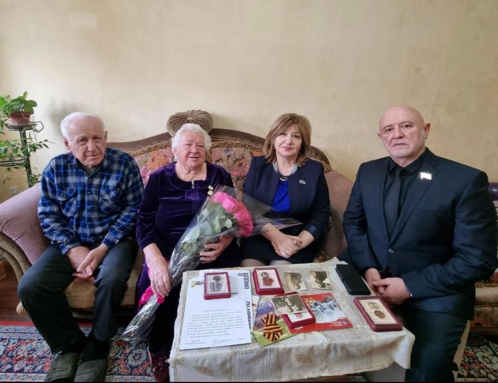 Депутат Эльмира Абиева навестила блокадницу Людмилу Сопатову