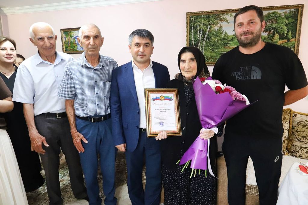 Магомед Курбанов поздравил с вековым юбилеем долгожительницу из Табасаранского района